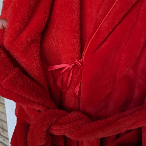 VICTORIA'S SECRET women's red plush soft and cozy fleece bath robe - Picture 6 of 12